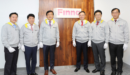 28일 열린 하나금융지주와 SK텔레콤의 합작투자법인 '주식회사 핀크'의 현판식에서 민응준 핀크 대표이사(왼쪽부터)와 함영주 KEB하나은행장, 김정태 하나금융지주 회장, 장동현 SK텔레콤 사장, 이형희 SK텔레콤 사업총괄, 윤원영 SK텔레콤 생활가치 부문장이 기념촬영을 하고 있다. 하나금융지주 제공